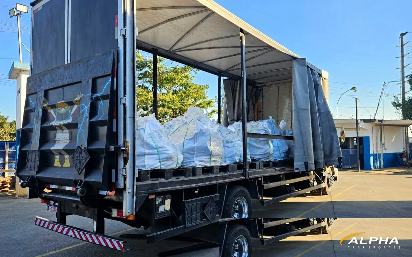 Caminhão da Alpha Transportes com a marca aplicada na cabine
